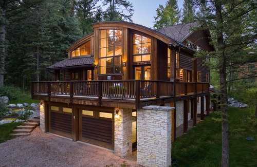 Teton Village House | Luxury Home - Private Hot Tub - Sleeps 16. Just one mile from Grand Teton NP.