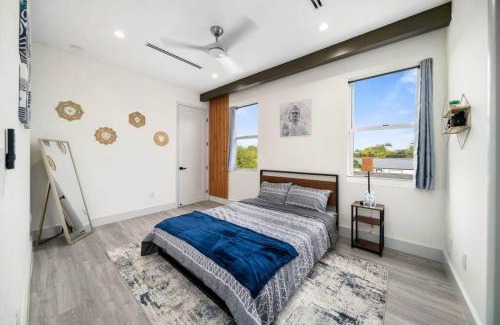 Victoria Park House | Luxury Home w 2 Pools near Beach