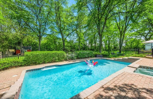 Fox Valley Apartment | Luxury Home w/4Kings, Firepit