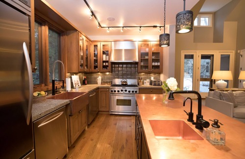 Union Pier House | Luxury home w Assoc pool, private hot tub. Walk to lake, restaurants,brewery