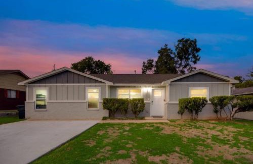Arlington House | Luxury Home w Hot Tub near AT&T Stadium