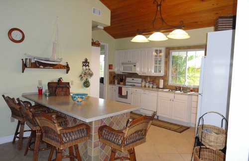 Winston Waterways House | LUXURY HOME, WATERFRONT, 5 MINS FROM OCEAN, 80FT DOCK, HOT TUB, GOURMET KITCHENT