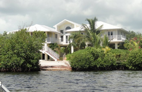 Winston Waterways House | LUXURY HOME, WATERFRONT, 5 MINS FROM OCEAN, 80FT DOCK, HOT TUB, GOURMET KITCHENT