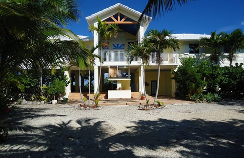 Winston Waterways House | LUXURY HOME, WATERFRONT, 5 MINS FROM OCEAN, 80FT DOCK, HOT TUB, GOURMET KITCHENT