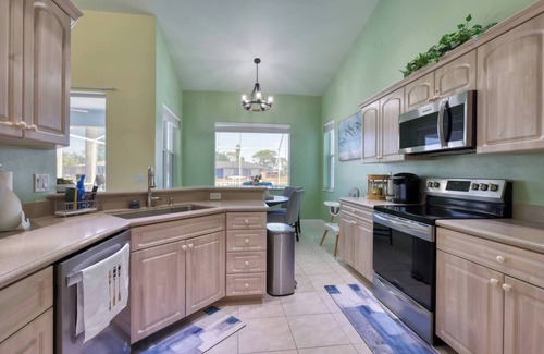 Fort Myers House | Luxury home with Dock|heated pool| kayak|Jacuzzi