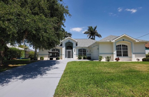 Fort Myers House | Luxury home with Dock|heated pool| kayak|Jacuzzi