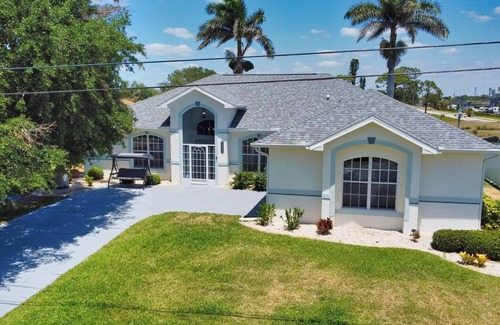 Fort Myers House | Luxury home with Dock|heated pool| kayak|Jacuzzi