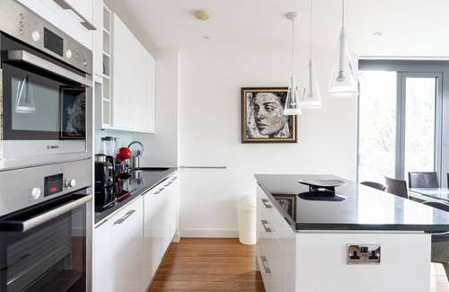 Westbourne Apartment | Luxury Hotel-Style 2-Bedroom/2 Bathroom apartment in Notting Hill with Balcony