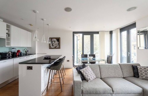 Westbourne Apartment | Luxury Hotel-Style 2-Bedroom/2 Bathroom apartment in Notting Hill with Balcony