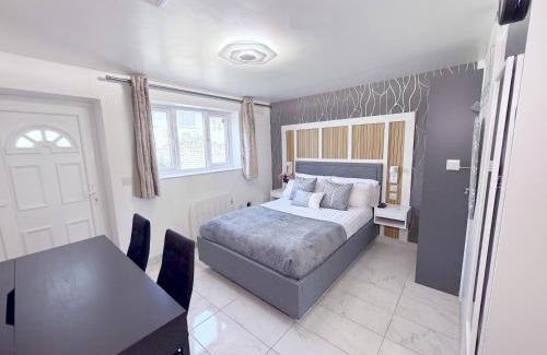 Childs Hill Apartment | Luxury Hotel Style Studio Flat