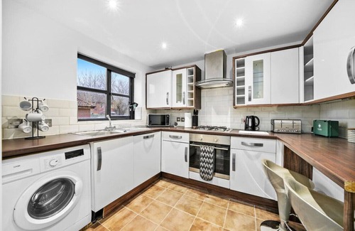 Willen House | Luxury House - Pool Table, FastWifi & Free Parking