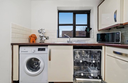 Willen House | Luxury House - Pool Table, FastWifi & Free Parking