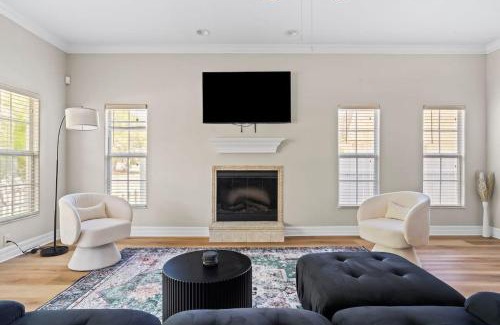 Gillespie Park House | Luxury House Walking Distance to Ocean - Sleeps 12