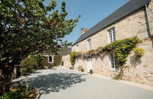 Grosville Cottage | Luxury House with Indoor Pool and Enclosed Garden