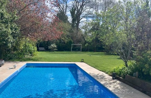 Winchester House | Luxury house with pool, 15 min walk to centre of historic Winchester
