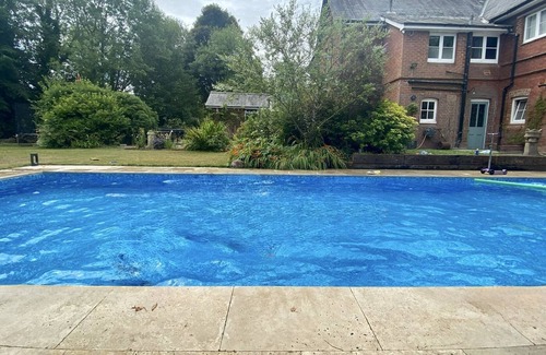 Winchester House | Luxury house with pool, 15 min walk to centre of historic Winchester