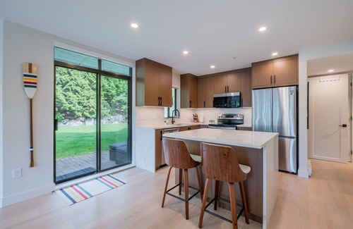 Blueberry Hill Condo | Luxury Hudson's Bay Stay | Mtn Views | AC | BBQ