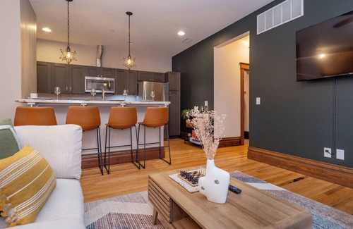 Central Business District Apartment | Luxury Industrial Loft The Heart of Downtown