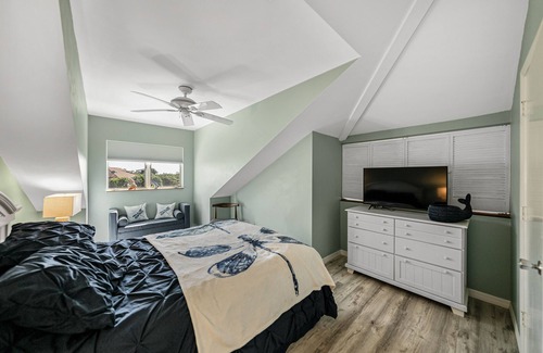 Safety Harbor Club House | LUXURY ISLAND TOWNHME/CLUB w/POOL! 4 BRs, 2 KINGS, KAYAKS, & BOAT DOCKAGE AVAIL!