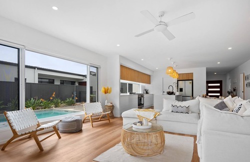 Banksia Beach Resort | Luxury Kangaroo View