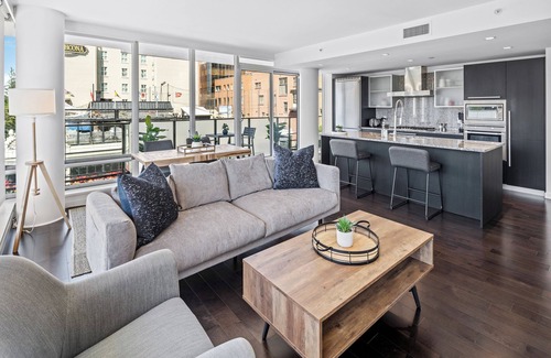 Inner Harbour Condo | Luxury King Suite w/Parking/Pool/Hot tub/Gym