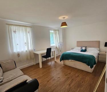 Dartford House | Luxury Kingsize Bedroom with Private Toilet- Central Dartford