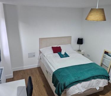 Dartford House | Luxury Kingsize Bedroom with Private Toilet- Central Dartford