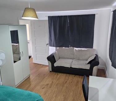 Dartford House | Luxury Kingsize Bedroom with Private Toilet- Central Dartford