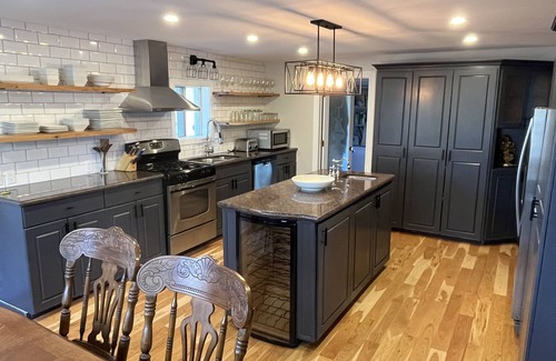 Saint-Anicet Cottage | Luxury Lake House with Sauna & Hot Tub across from beach