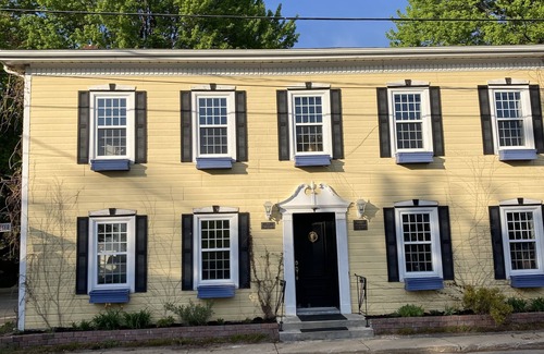 Saint-Anicet Cottage | Luxury Lake House with Sauna & Hot Tub across from beach