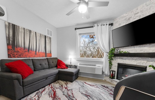 Indian Point Cabin | Luxury Lake Lodge 51 - Near Silver Dollar City!