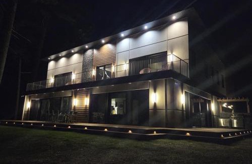 Eagle River House | Luxury Lakefront 4 BDR, 10 Beds, 4 Bath