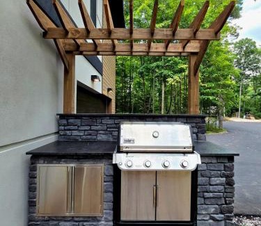 Eagle River House | Luxury Lakefront 4 BDR, 10 Beds, 4 Bath