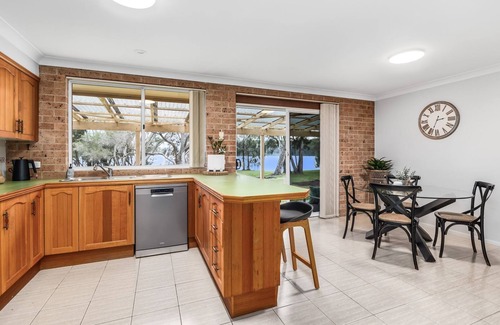 Burrill Lake House | Luxury Lakefront Hideaway - Your relaxing south coast getaway awaits on the lake