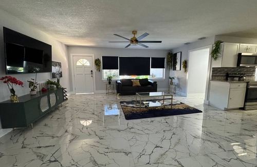 Orlando House | Luxury Lakefront Pool Near Orlando Airport & Disney