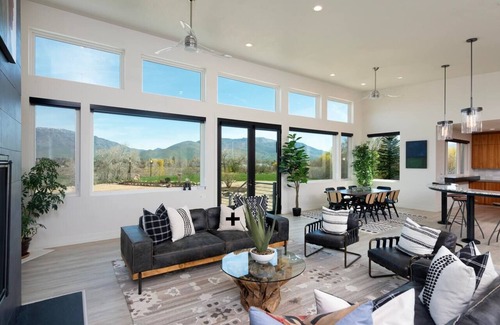 Huntsville House | Luxury Lakefront Retreat