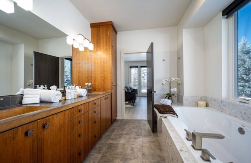 Huntsville House | Luxury Lakefront Retreat