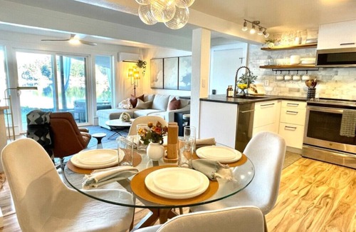 East Olympia House | Luxury Lakeside Retreat-S`mores Hot tub Watersports