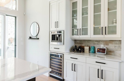 McKinley House | Luxury Lakeview Getaway | Hot Tub, Chef's Kitchen, Walk to Beach