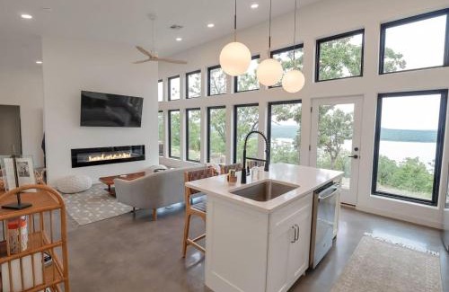 Crowder House | Luxury Lakeview Retreat