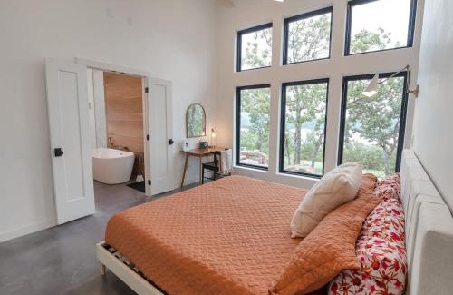 Crowder House | Luxury Lakeview Retreat