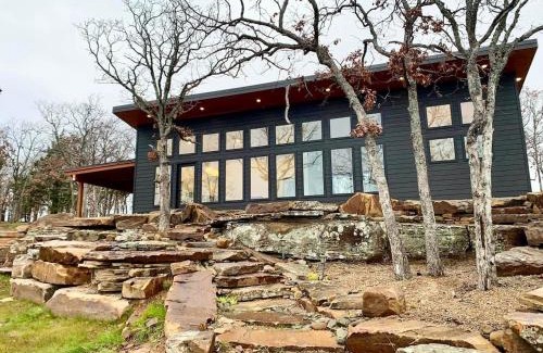 Crowder House | Luxury Lakeview Retreat