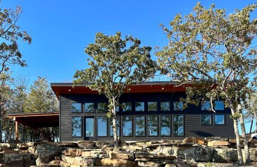 Crowder House | Luxury Lakeview Retreat