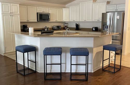 The Villages House | Luxury living minutes away from Brownwood Paddock Square-4 seat golf cart incl.