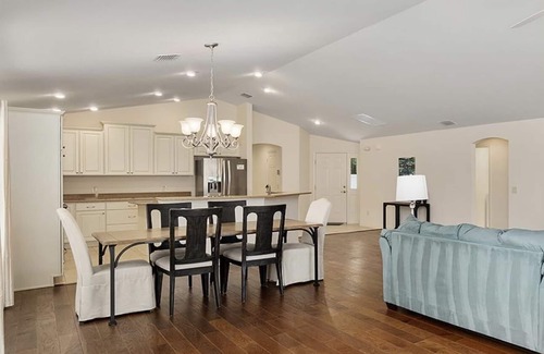 The Villages House | Luxury living minutes away from Brownwood Paddock Square-4 seat golf cart incl.