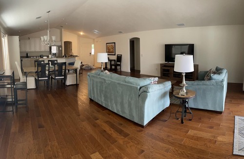 The Villages House | Luxury living minutes away from Brownwood Paddock Square-4 seat golf cart incl.