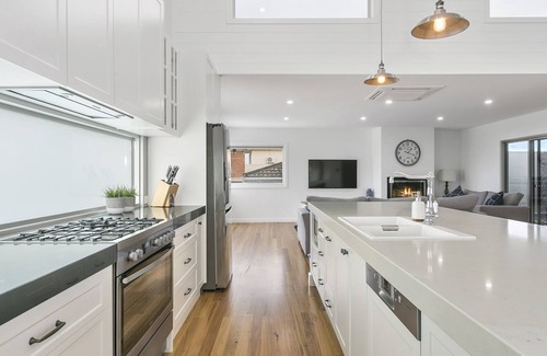 Ocean Grove House | LUXURY LIVING ONLY 200M FROM BEACH & TOWN CENTRE! - 82B Orton Street