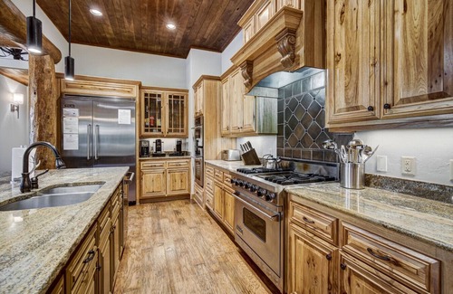 Breckenridge Apartment | Luxury Lodge, 6 Bedrooms, 2 Minutes from Downtown, Hot Tub, Chefs Kitchen