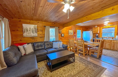 West Columbia Apartment | Luxury Lodge Log Cabin Swimming Pool & Hot Tub neat Hocking Hills and Athens Oh