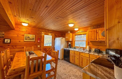 West Columbia Apartment | Luxury Lodge Log Cabin Swimming Pool & Hot Tub neat Hocking Hills and Athens Oh